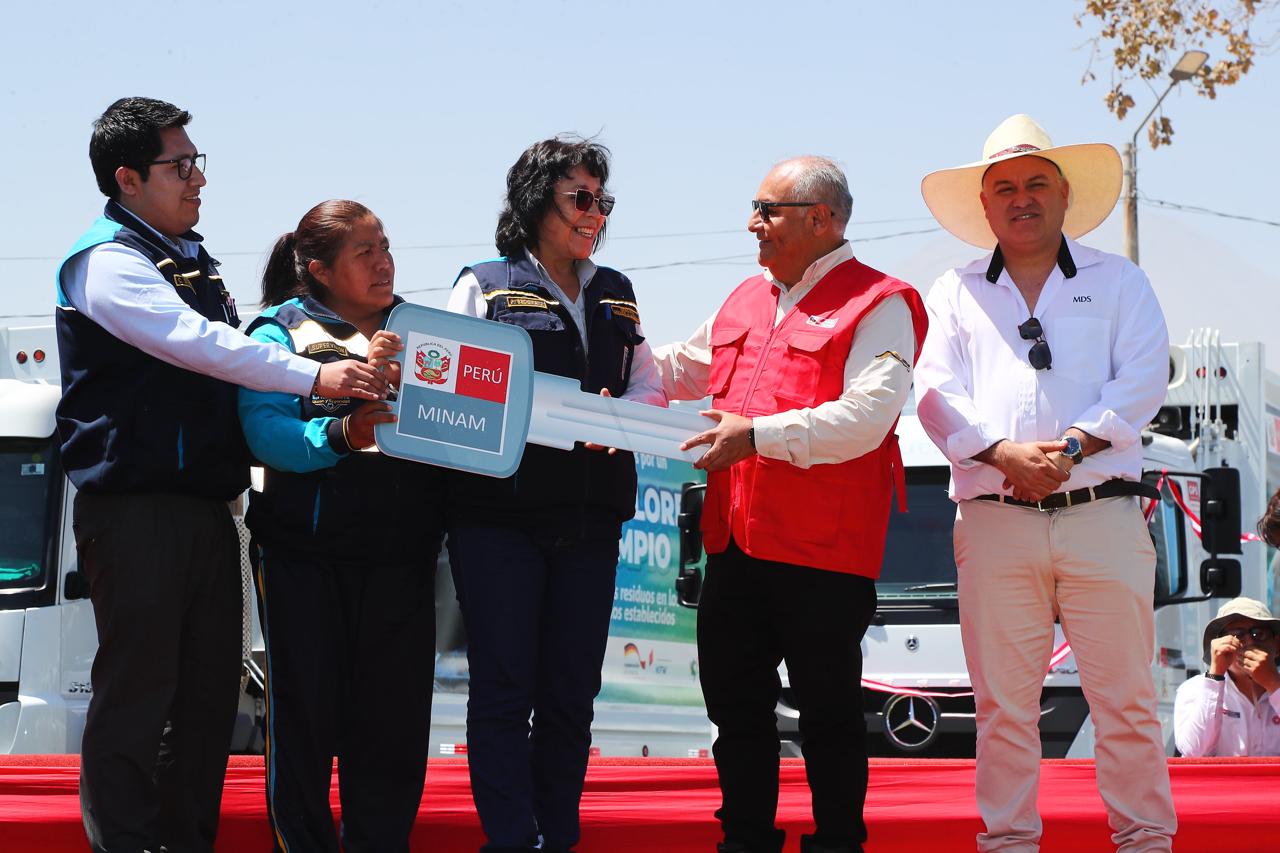 Gobierno entrega en Arequipa segundo lote de camiones compactadores como parte de megaproyecto ambiental valorizado en S/236 millones