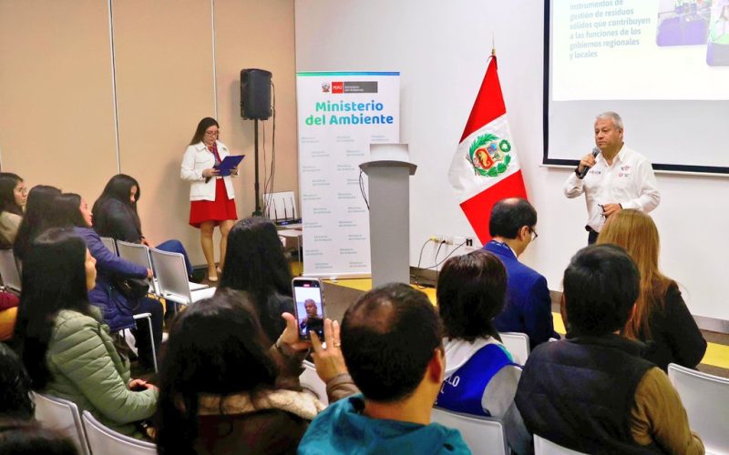 Alrededor de 150 funcionarios regionales y municipales de Lima y Callao participan hoy en la capacitación “Instrumentos de gestión de residuos sólidos que contribuyen a las funciones de los Gobiernos regionales y locales”. 