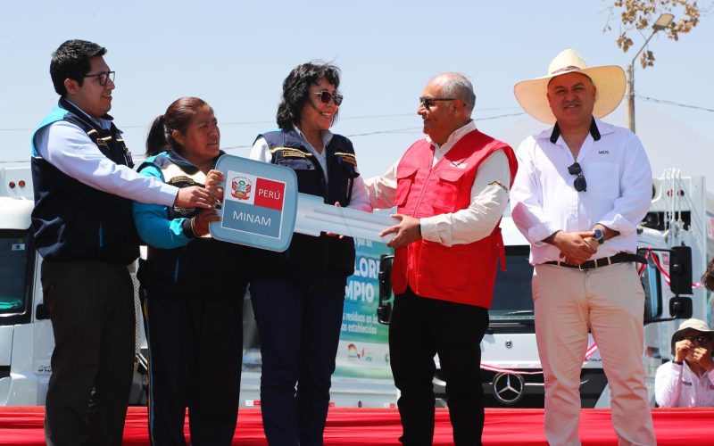 Gobierno entrega en Arequipa segundo lote de camiones compactadores como parte de megaproyecto ambiental valorizado en S/236 millones